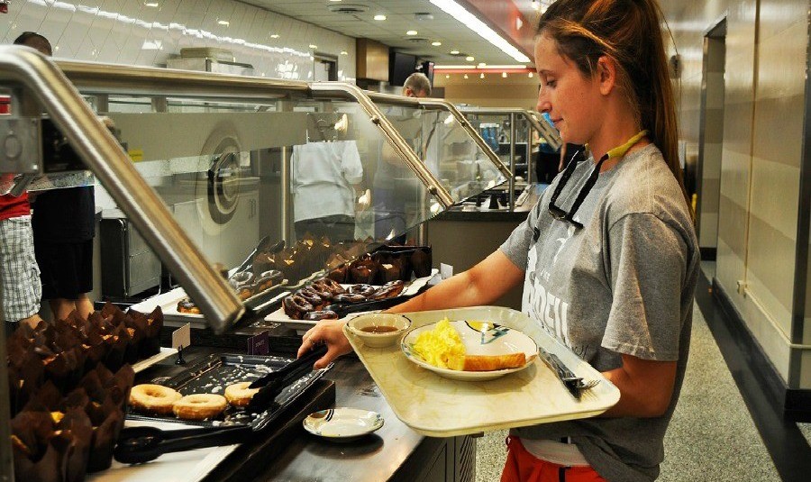Kim-Parent-Madison-Collins-enjoys-a-buffet-style-brunch-at-Harris-dining-hall-copy-900x5351-900x535